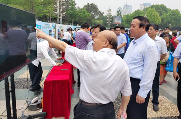 连云港市领导在我司展台前考察连云港数据中心